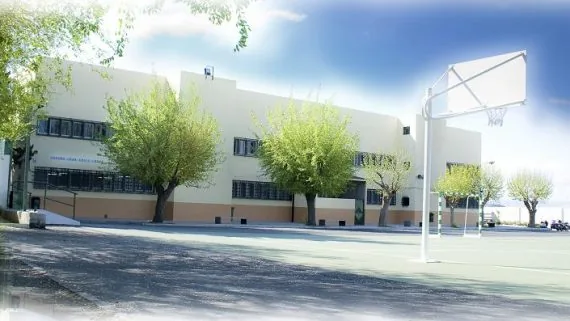Edificio y patio del colegio Juan XXIII Chana