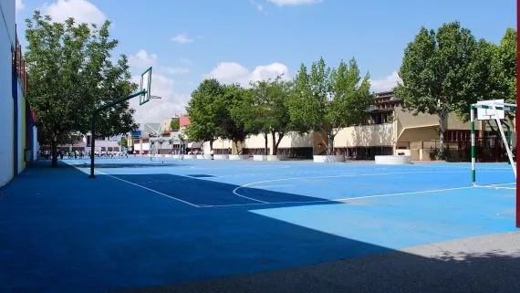 Patio con pista deportiva del colegio Juan XXIII Zaidín